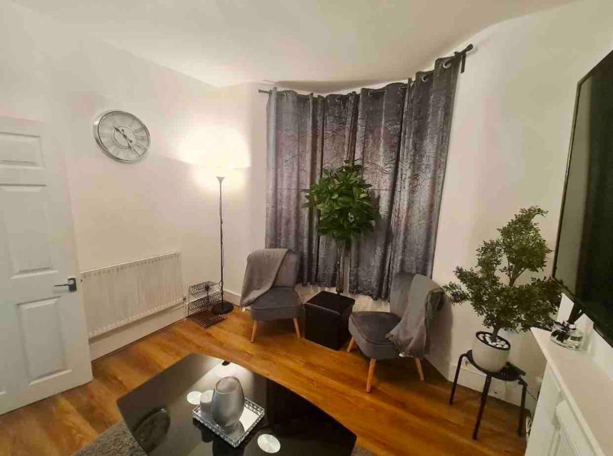 L A Place Croydon, London Villa Norwood ภายนอก รูปภาพ